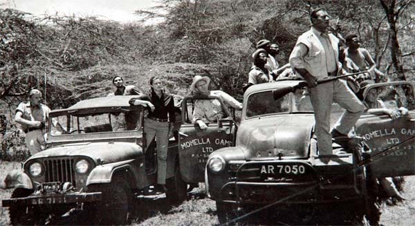 Vor fast genau 50 Jahren wurde der oscargekrönte Hollywood-Streifen "Hatari!" in Tansania gedreht. Als professionelle Tierfänger holperten die Darsteller mit klapprigen Jeeps durch die Serengeti und den Ngorongoro-Krater, um Nashörner, Giraffen und anderes Großwild für die Zoos in aller Welt zu fangen.