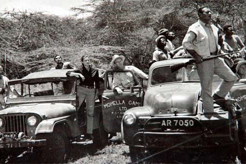 Vor fast genau 50 Jahren wurde der oscargekrönte Hollywood-Streifen "Hatari!" in Tansania gedreht. Als professionelle Tierfänger holperten die Darsteller mit klapprigen Jeeps durch die Serengeti und den Ngorongoro-Krater, um Nashörner, Giraffen und anderes Großwild für die Zoos in aller Welt zu fangen.