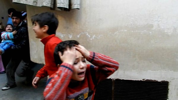 Kinder rennen schreiend im Stadtviertel Bab Tudmor in der Rebellenhochburg Homs herum. Die UN werfen Syrien vor, bei ihrem Vorgehen gegen oppositionelle Kämpfer Kinder gefoltert, getötet und als "menschliche Schutzschilde" eingesetzt zu haben.
