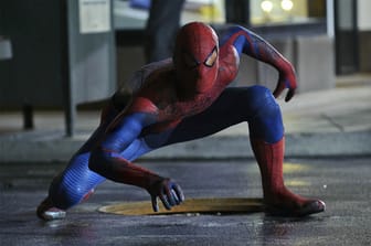 Spider-Man (Andrew Garfield) in typischer Haltung.