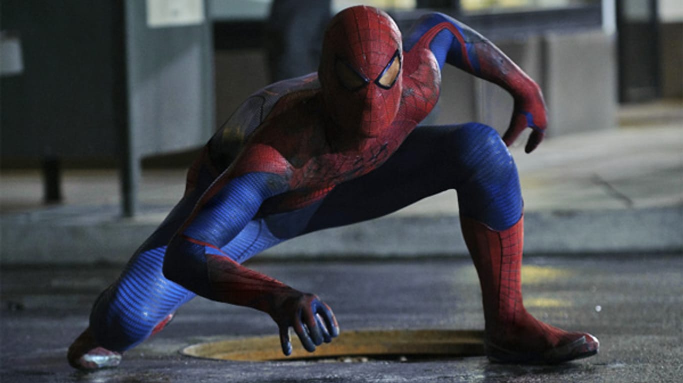 Spider-Man (Andrew Garfield) in typischer Haltung.