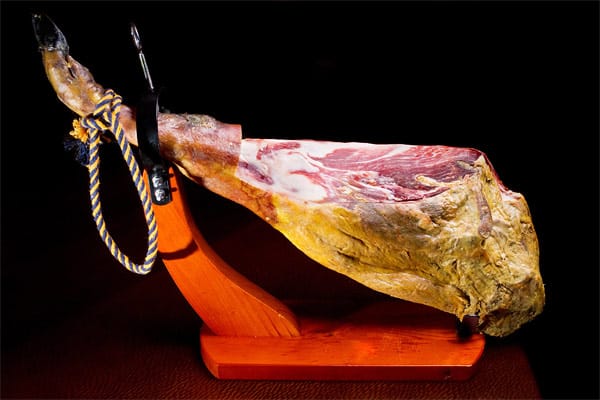 Schinken ist ein sehr traditionsreiches Fleischereiprodukt, er wurde bereits im Mittelalter hergestellt. Einer der bekanntesten Sorten ist der "Serrano"-Schinken aus Spanien.