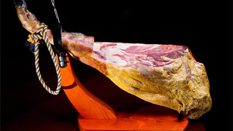 Schinken ist ein sehr traditionsreiches Fleischereiprodukt, er wurde bereits im Mittelalter hergestellt. Einer der bekanntesten Sorten ist der "Serrano"-Schinken aus Spanien.