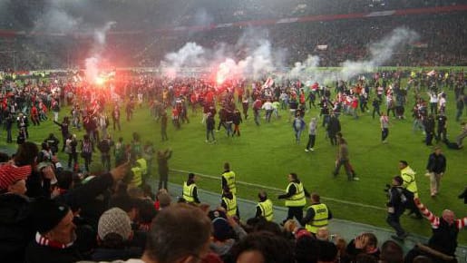 Der Platzsturm in Düsseldorf im Relegationsrückspiel.