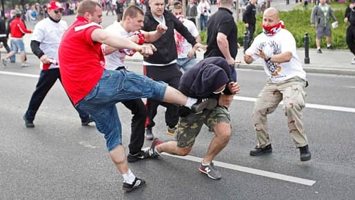Hässliche Szene der Gewalt auf den Straßen Warschaus.