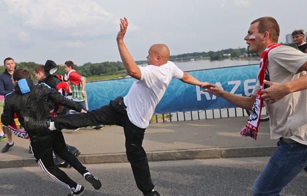 Vor dem Gruppenspiel zwischen Polen und Russland ist es in Warschau zu schweren Ausschreitungen zwischen polnischen und russischen Fans gekommen. Vor dem Gruppenspiel zwischen Polen und Russland ist es in Warschau zu schweren Ausschreitungen zwischen polnischen und russischen Fans gekommen.