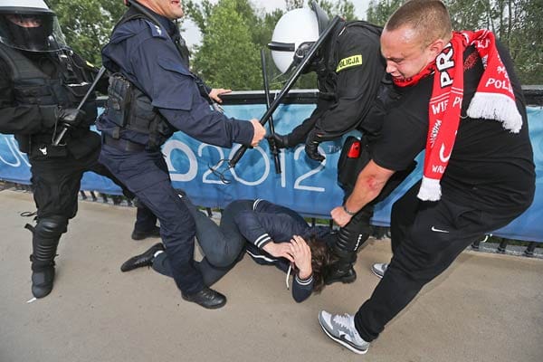 Vor dem Gruppenspiel zwischen Polen und Russland ist es in Warschau zu schweren Ausschreitungen zwischen polnischen und russischen Fans gekommen. Vor dem Gruppenspiel zwischen Polen und Russland ist es in Warschau zu schweren Ausschreitungen zwischen polnischen und russischen Fans gekommen.