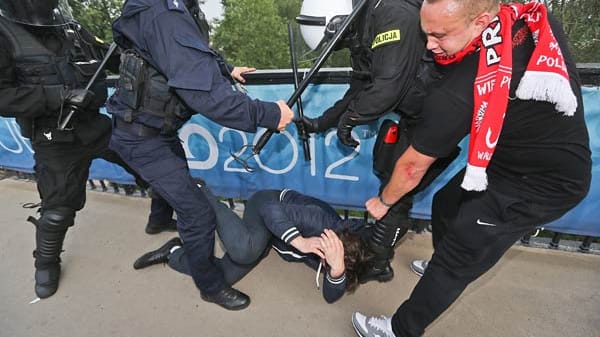 Vor dem Gruppenspiel zwischen Polen und Russland ist es in Warschau zu schweren Ausschreitungen zwischen polnischen und russischen Fans gekommen.
