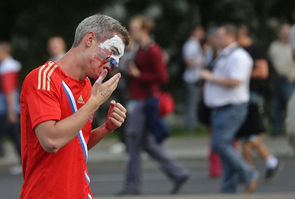 Vor dem Gruppenspiel zwischen Polen und Russland ist es in Warschau zu schweren Ausschreitungen zwischen polnischen und russischen Fans gekommen. Vor dem Gruppenspiel zwischen Polen und Russland ist es in Warschau zu schweren Ausschreitungen zwischen polnischen und russischen Fans gekommen.