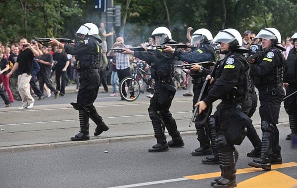 Vor dem Gruppenspiel zwischen Polen und Russland ist es in Warschau zu schweren Ausschreitungen zwischen polnischen und russischen Fans gekommen. Vor dem Gruppenspiel zwischen Polen und Russland ist es in Warschau zu schweren Ausschreitungen zwischen polnischen und russischen Fans gekommen.