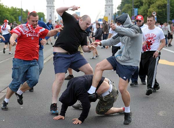 Vor dem Gruppenspiel zwischen Polen und Russland ist es in Warschau zu schweren Ausschreitungen zwischen polnischen und russischen Fans gekommen. Vor dem Gruppenspiel zwischen Polen und Russland ist es in Warschau zu schweren Ausschreitungen zwischen polnischen und russischen Fans gekommen.