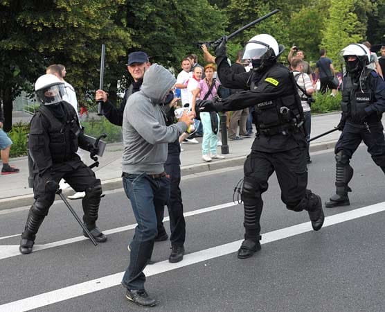 Vor dem Gruppenspiel zwischen Polen und Russland ist es in Warschau zu schweren Ausschreitungen zwischen polnischen und russischen Fans gekommen. Vor dem Gruppenspiel zwischen Polen und Russland ist es in Warschau zu schweren Ausschreitungen zwischen polnischen und russischen Fans gekommen.