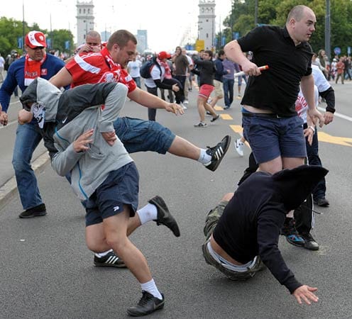 Vor dem Gruppenspiel zwischen Polen und Russland ist es in Warschau zu schweren Ausschreitungen zwischen polnischen und russischen Fans gekommen. Vor dem Gruppenspiel zwischen Polen und Russland ist es in Warschau zu schweren Ausschreitungen zwischen polnischen und russischen Fans gekommen.