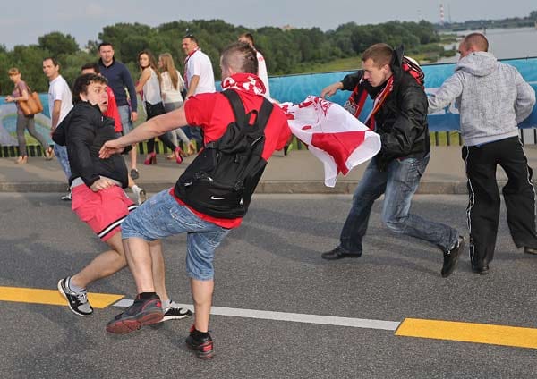Vor dem Gruppenspiel zwischen Polen und Russland ist es in Warschau zu schweren Ausschreitungen zwischen polnischen und russischen Fans gekommen. Vor dem Gruppenspiel zwischen Polen und Russland ist es in Warschau zu schweren Ausschreitungen zwischen polnischen und russischen Fans gekommen.