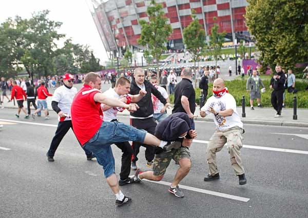 Vor dem Gruppenspiel zwischen Polen und Russland ist es in Warschau zu schweren Ausschreitungen zwischen polnischen und russischen Fans gekommen. Vor dem Gruppenspiel zwischen Polen und Russland ist es in Warschau zu schweren Ausschreitungen zwischen polnischen und russischen Fans gekommen.
