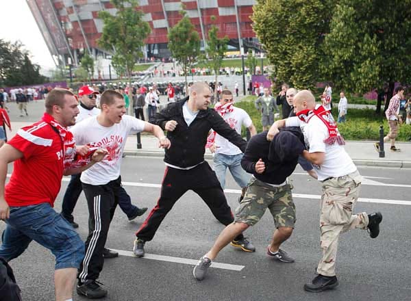 Vor dem Gruppenspiel zwischen Polen und Russland ist es in Warschau zu schweren Ausschreitungen zwischen polnischen und russischen Fans gekommen. Vor dem Gruppenspiel zwischen Polen und Russland ist es in Warschau zu schweren Ausschreitungen zwischen polnischen und russischen Fans gekommen.