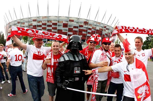 Es geht auch friedlich: Polnische Fans und Darth Vader freuen sich auf das EM-Spiel zwischen ihren Helden und den Nachbarn aus Russland. Es geht auch friedlich: Polnische Fans und Darth Vader freuen sich auf das EM-Spiel zwischen ihren Helden und den Nachbarn aus Russland.