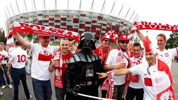 Es geht auch friedlich: Polnische Fans und Darth Vader freuen sich auf das EM-Spiel zwischen ihren Helden und den Nachbarn aus Russland.