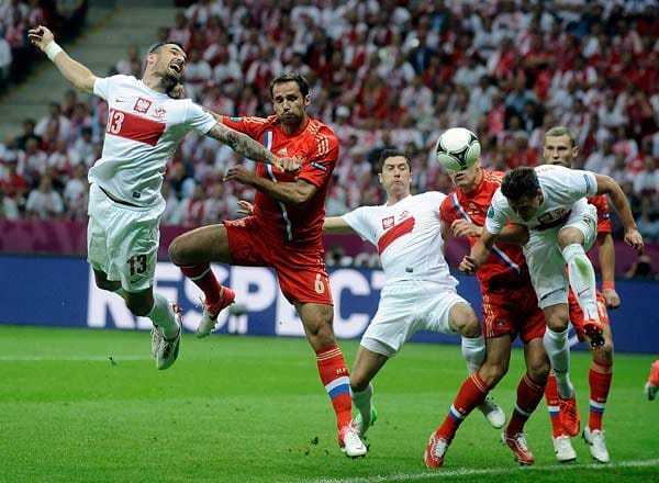 Auch im Strafraum geht es zur Sache: Hier beharken sich Wasilewski (li.) und Roman Shirokov. Im Hintergrund versucht der Dortmunder Robert Lewandowski (Mitte) vergeblich, an den Ball zu kommen. Auch im Strafraum geht es zur Sache: Hier beharken sich Wasilewski (li.) und Roman Shirokov. Im Hintergrund versucht der Dortmunder Robert Lewandowski (Mitte) vergeblich, an den Ball zu kommen.