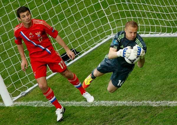 Schöne Flugeinlage: Der russische Keeper Wjatscheslaw Malafejew hält den Ball kameragerecht. Schöne Flugeinlage: Der russische Keeper Wjatscheslaw Malafejew hält den Ball kameragerecht.