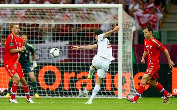 Robert Lewandowski zieht ab - der Ball wird geht aber knapp über den russischen Kasten. Robert Lewandowski zieht ab - der Ball wird geht aber knapp über den russischen Kasten.