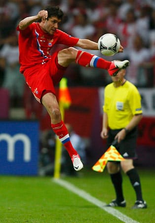 Juri Schirkow gibt alles, um den Ball noch vor der Auslinie zu kontrollieren. Juri Schirkow gibt alles, um den Ball noch vor der Auslinie zu kontrollieren.