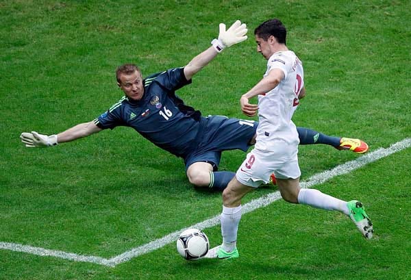 Die zweite Halbzeit beginnt mit einem Paukenschlag: Robert Lewandowski steht plötzlich alleine vor dem russischen Tor und versucht, den Keeper zu umkurven. Das gelingt ihm, dann wird der Winkel allerdings zu spitz und der Borusse vergibt die große Chance zum Ausgleich. Die zweite Halbzeit beginnt mit einem Paukenschlag: Robert Lewandowski steht plötzlich alleine vor dem russischen Tor und versucht, den Keeper zu umkurven. Das gelingt ihm, dann wird der Winkel allerdings zu spitz und der Borusse vergibt die große Chance zum Ausgleich.