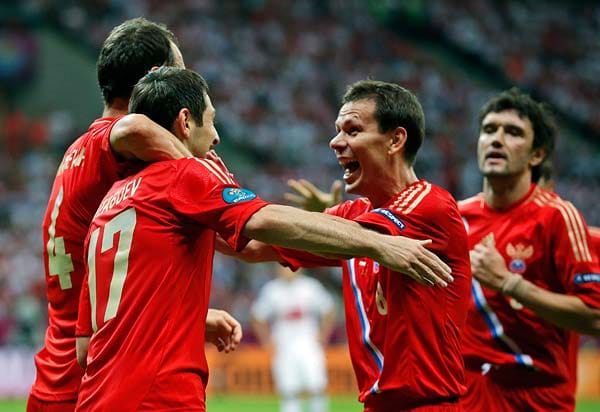 Der Einsatz wird in der 37. Minute belohnt: Alan Dsagojew bringt Russland mit einem schönen Kopfball in Führung. Der Einsatz wird in der 37. Minute belohnt: Alan Dsagojew bringt Russland mit einem schönen Kopfball in Führung.