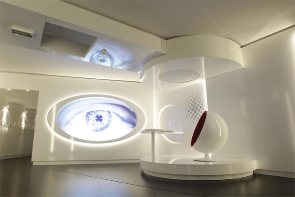 So könnte das Agentenbüro der Zukunft aussehen: Klare Linien, helle Formen und futuristisches Design.