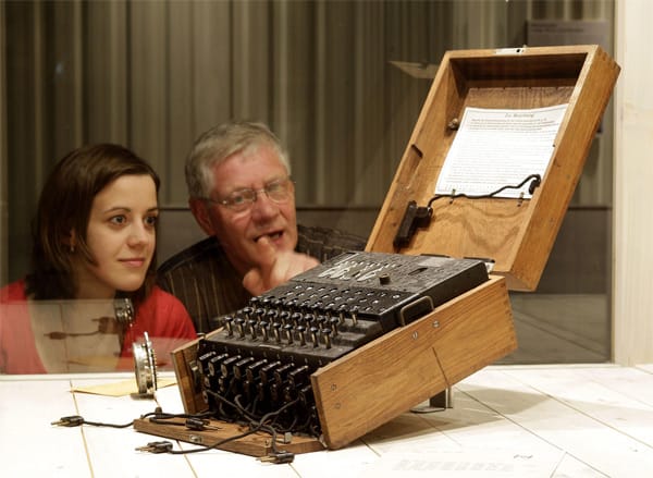 Aber nicht nur Hilfsmittel, die aus den James Bond-Filmen bekannt sind, werden in Oberhausen präsentiert. Hier sieht man die deutsche Kodierungsmaschine Enigma, mit der die Nachrichten der Wehrmacht verschlüsselt wurden.