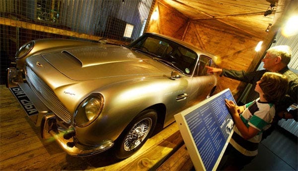 Auch ein Aston Martin "DB5" wird ausgestellt.