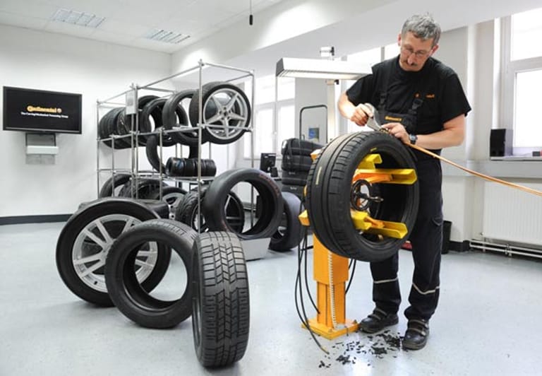 Seltener Beruf: Josef Lachnitt und seine zwölf Kollegen schnitzen jährlich in mühevoller Handarbeit in etwa 1000 Reifen ein Profil.