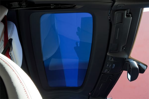 Neben der Airscarf-Nackenheizung ist ein weiteres Highlight des "SLK" das Klappdach mit "Magic Sky Control", bei dem das gläserne Mittelteil per Knopfdruck von durchsichtig zu stark abgedunkelt und zurück verändern lässt.