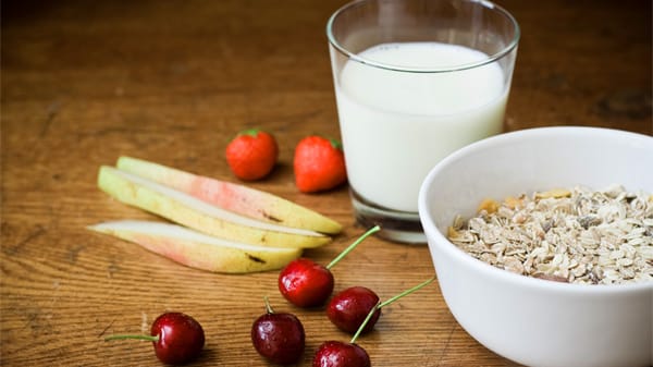 Gesundes Frühstück: Müsli mit frischem Obst