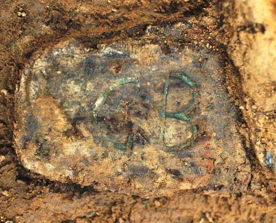 Ein Holzstück mit den eingravierten Buchstaben "CB" wurde direkt neben der Leiche gefunden. Die Forscher hatten den Ort in der Wallonie untersucht, weil die Gedenkstätte der Schlacht neu gestaltet wird.