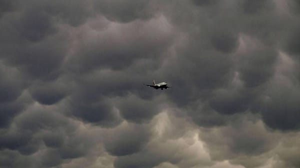 Flugzeug in Gewitterfront