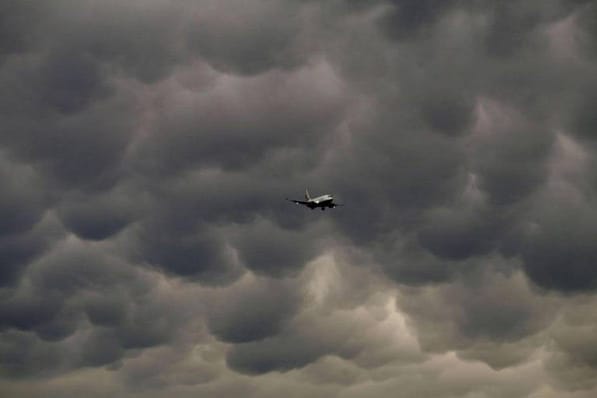Flugzeug in Gewitterfront