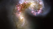 Diese Hubble-Aufnahme zeigt die Antennen-Galaxien, ein Paar stark miteinander wechselwirkender Galaxien im Sternbild Rabe.