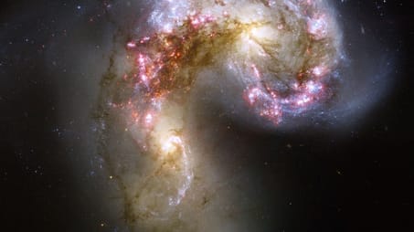 Diese Hubble-Aufnahme zeigt die Antennen-Galaxien, ein Paar stark miteinander wechselwirkender Galaxien im Sternbild Rabe.