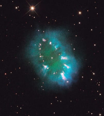Eine gigantische kosmische Halskette, die hell im Weltall leuchtet, mag manch einer in dieser Hubble-Aufnahme sehen. Die Konstellation heißt passenderweise "Halsketten-Nebel".