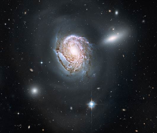Eine weitere Spiral-Galaxie ist die im Coma-Cluster liegende majestätische Galaxie NGC4911.