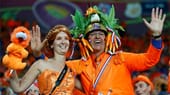 Doch auch die Fans aus Holland sind - trotz der Auftaktpleite gegen Dänemark - voller Vorfreude auf das Spiel gegen das Nachbarland.