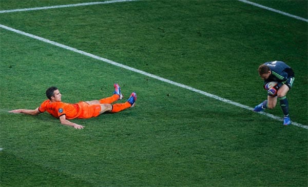 Die erste Chance des Spiels gehört Oranje: Robin van Persie vergibt in der 7. Minute freistehend gegen Manuel Neuer.