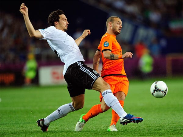 In der zweiten Halbzeit dominiert Deutschland zunächst das Spiel. Mats Hummels (li.) und seine Abwehrkollegen haben die Holländer im Griff.