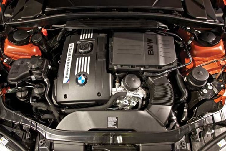 BMW gewinnt auch in der Klasse der Motoren mit 2,5 bis 3,0 Liter Hubraum: 1er M Coupé, 335i und Z4 haben den Drei-Liter-Sechszylinder unter der Haube.