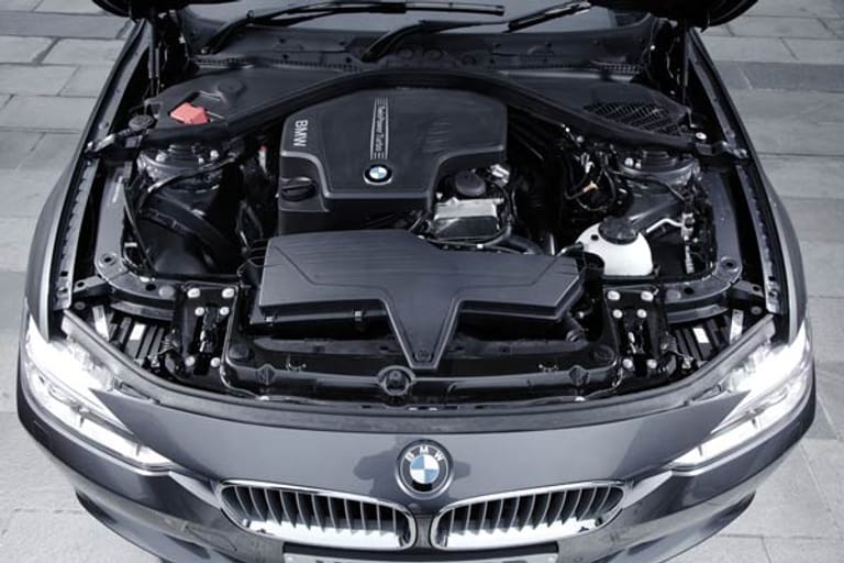 Noch ein BMW-Motor sahnt in der Klasse 1,8 bis 2,0 Liter ab: Der Vierzylinder Twin Turbo wird vielfach eingesetzt: In den Modellen 125i, 320i, 328i, 520i, Z4 20i, Z4 s Drive 28i, X1 20i, X3 20i, X1 28i.
