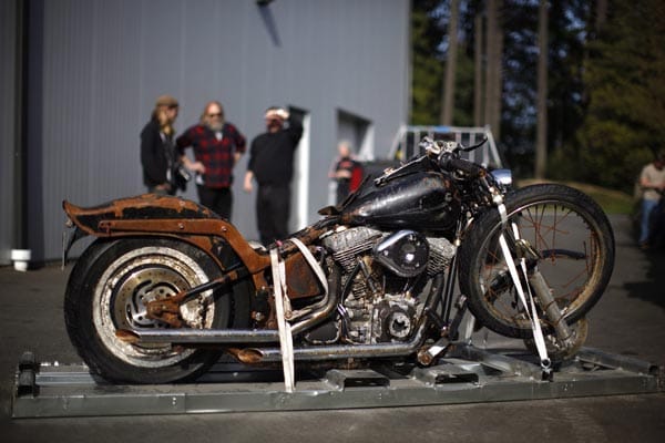 Der Eigner hat die gestrandete Maschine dem Harley-Davidson-Museum in Milwaukee/Wisconsin gespendet und will mit dem Exponat an die Katastrophe erinnern, bei der fast 16.000 Menschen ihr Leben verloren haben.