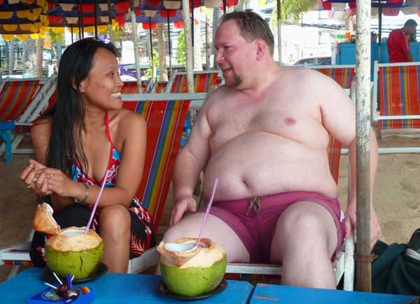 Andreas versucht sein Glück in Thailand: Ist die hübsche Li vielleicht die Herzdame des übergewichtigen KfZ-Mechanikers?
