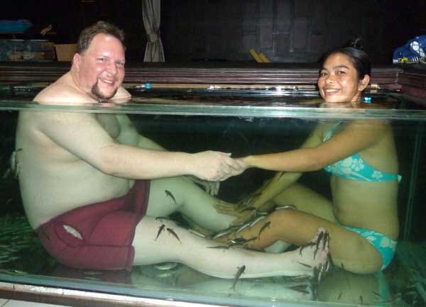 Der 37-Jährige lässt nichts anbrennen und kommt der süßen Thailänderin beim Baden schnell näher.