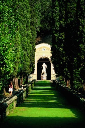 Viele Promis verbringen ihren Urlaub in einer der Villen am Comer See. Im Garten der Villa d'Este dürfen auch Normalsterbliche spazieren.